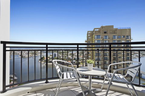 Beach Stay - Ocean & Riverview Resort Chevron Renaissance Central Surfers Paradise - Accommodation 4U 13