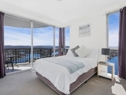 Beach Stay - Ocean & Riverview Resort Chevron Renaissance Central Surfers Paradise - Accommodation 4U 1