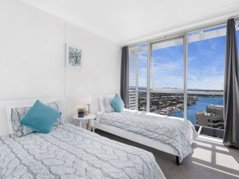 Beach Stay - Ocean & Riverview Resort Chevron Renaissance Central Surfers Paradise - Accommodation 4U 2