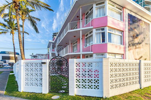 The Pink Hotel Coolangatta - Accommodation 4U 1