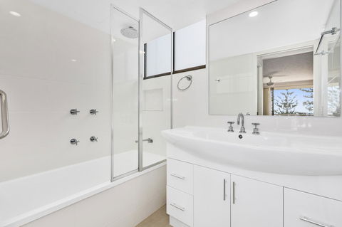 Columbia Beachfront Apartments On Rainbow Bay - Accommodation 4U 24