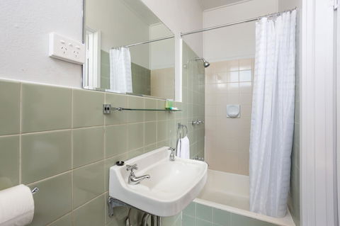 Nightcap At Emerald Star Hotel - Accommodation 4U 2