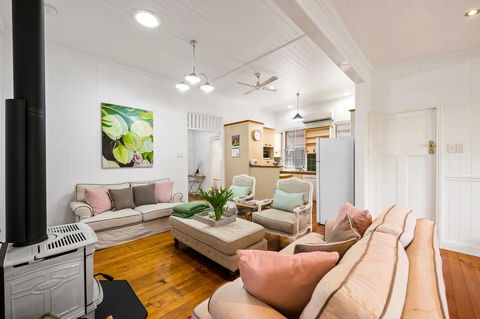 Frangipani House - Accommodation 4U 10