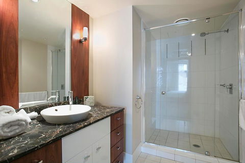 Towers Of Chevron - Private Apartment - Accommodation 4U 4