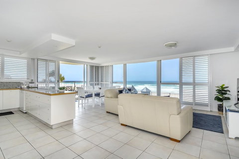Golden Sands On The Beach - Absolute Beachfront Apartments - Accommodation 4U 2