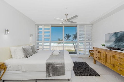 Golden Sands On The Beach - Absolute Beachfront Apartments - Accommodation 4U 3