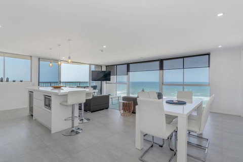 Golden Sands On The Beach - Absolute Beachfront Apartments - Accommodation 4U 6
