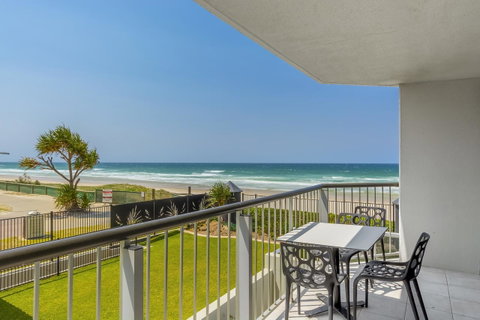 Golden Sands On The Beach - Absolute Beachfront Apartments - Accommodation 4U 1