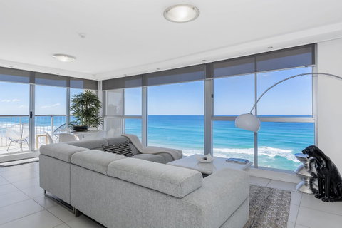 Golden Sands On The Beach - Absolute Beachfront Apartments - Accommodation 4U 19