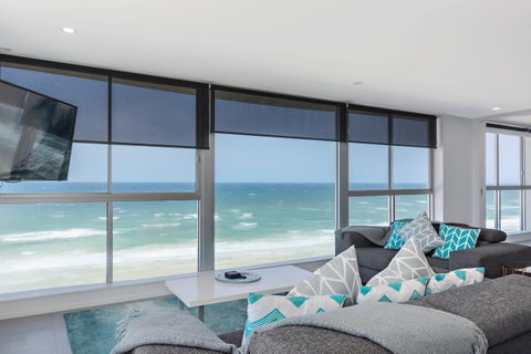 Golden Sands On The Beach - Absolute Beachfront Apartments - Accommodation 4U 8