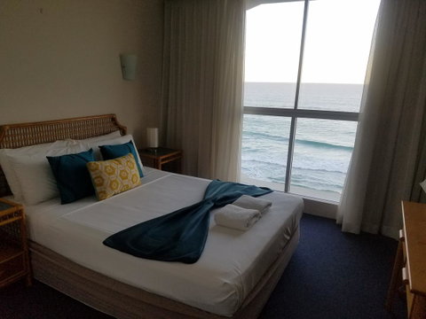 Golden Sands On The Beach - Absolute Beachfront Apartments - Accommodation 4U 26