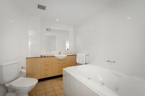 Kirra Beach Apartments - Accommodation 4U 30