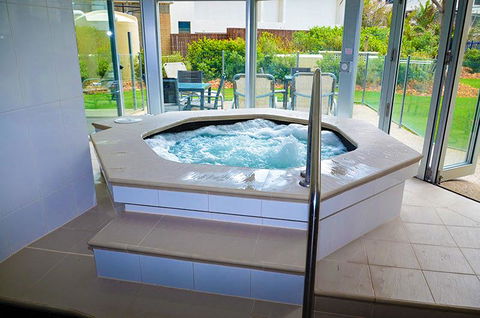 Zenith Ocean Front Apartments - Accommodation 4U 6