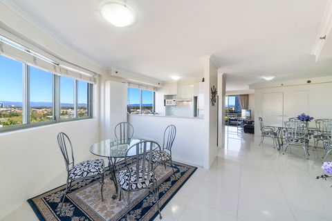 The Meriton Apartments On Main Beach - Accommodation 4U 15