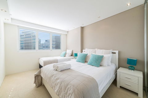 The Meriton Apartments On Main Beach - Accommodation 4U 6