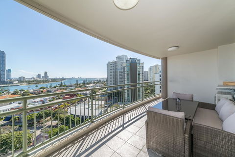 The Meriton Apartments On Main Beach - Accommodation 4U 23
