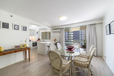 The Meriton Apartments On Main Beach - Accommodation 4U 2