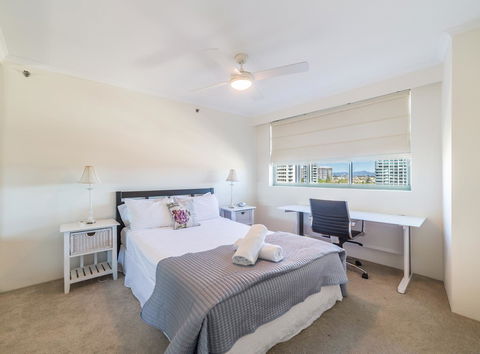 The Meriton Apartments On Main Beach - Accommodation 4U 11
