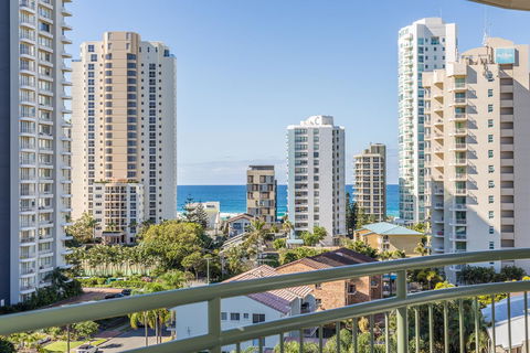 The Meriton Apartments On Main Beach - Accommodation 4U 21