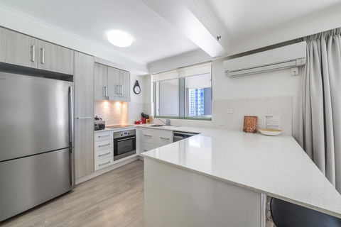 The Meriton Apartments On Main Beach - Accommodation 4U 12