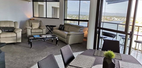 Surfers Hawaiian Holiday Apartments - Accommodation 4U 4