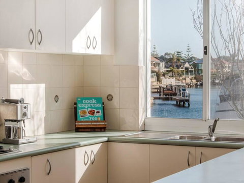Waters Edge Apartment With Jetty - Accommodation 4U 3