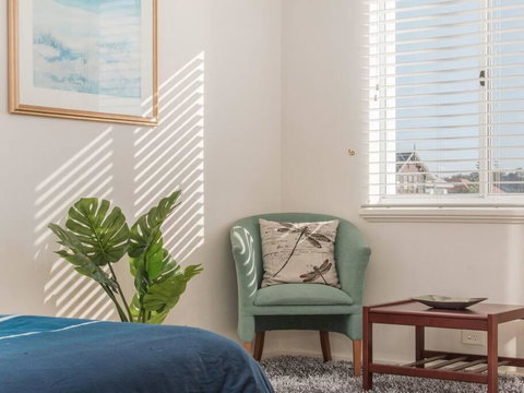 Waters Edge Apartment With Jetty - Accommodation 4U 2