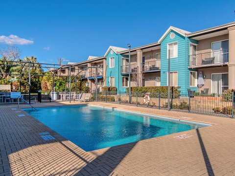 Waters Edge Apartment With Jetty - Accommodation 4U 1