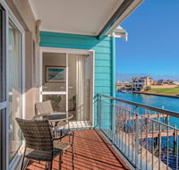 Waters Edge Apartment with Jetty - Accommodation 4U