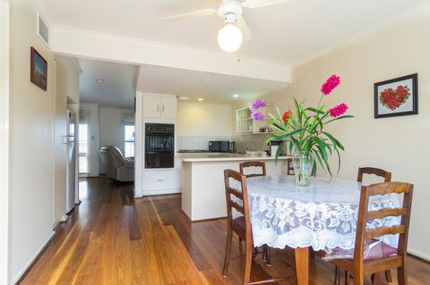 West Lakes Townhouse - Accommodation 4U 2