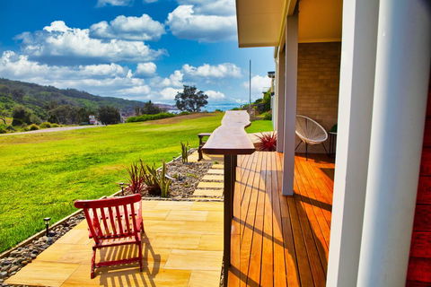 Whale Studio Apartment, 1a Ocean Street - Accommodation 4U 0