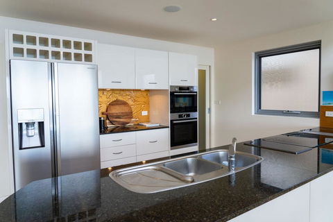 Whale View - Grand Luxurious Beachfront Home - Accommodation 4U 3