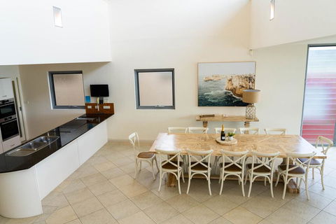 Whale View - Grand Luxurious Beachfront Home - Accommodation 4U 2
