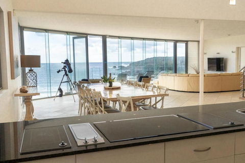 Whale View - Grand Luxurious Beachfront Home - Accommodation 4U 1
