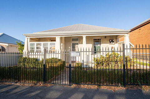 William Cottage Central Heritage Home - Accommodation 4U 3