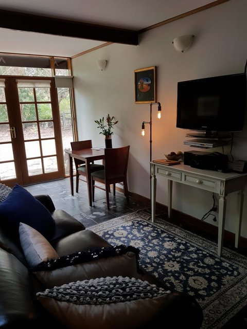 William Hunt's Retreat - Redwood Studio - Accommodation 4U 3