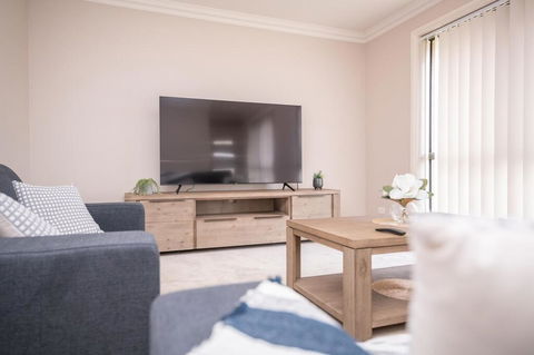 Wonderful Windred Modern, Comfy, Quiet - Accommodation 4U 3