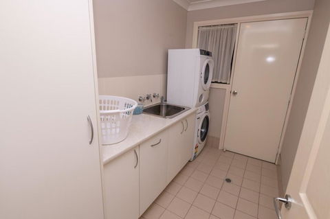 Wonderful Windred Modern, Comfy, Quiet - Accommodation 4U 2