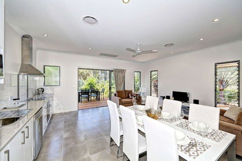 Woodgate Beach Houses - Accommodation 4U 2
