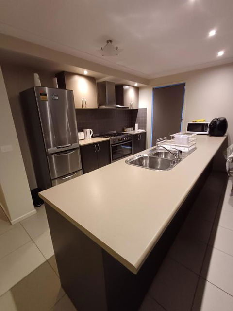 A Beautiful And Spacious Home. - Accommodation 4U 3