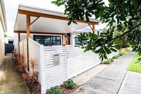 A Chic Coastal Hideaway At Toowoon Bay Beach - Accommodation 4U 1