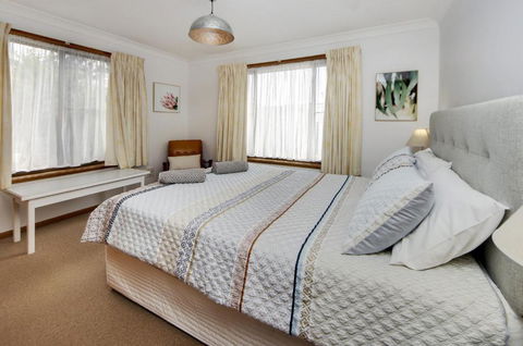 A Little Getaway - 17 Lawson St SWR - Accommodation 4U 2