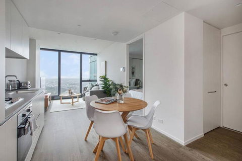 A Sky-high Metropolis Retreat Near The CBD - Accommodation 4U 1