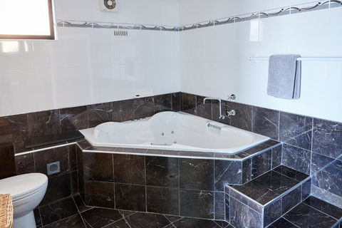 A Stones Throw At Mollymook Beach - Accommodation 4U 1