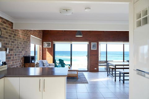 A Stones Throw At Mollymook Beach - Accommodation 4U 3