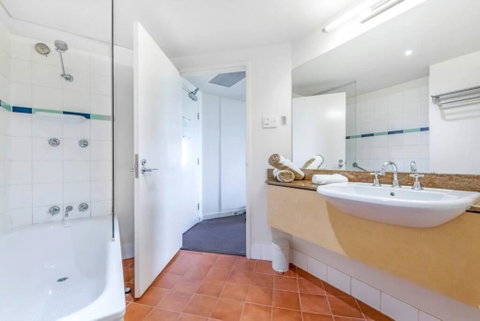 A Waterview Oasis On The Esplanade With Pool - Accommodation 4U 4
