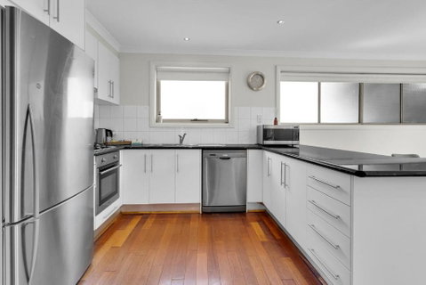 Airport West Stunner By Ready Set Stay - Accommodation 4U 4