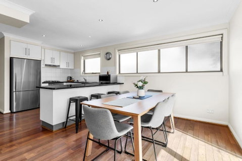 Airport West Stunner By Ready Set Stay - Accommodation 4U 2