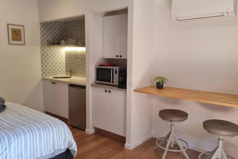 Alcorn Garden Studio Main House Attached-Dog Friendly 2 Mins Walk To Beach - Accommodation 4U 2