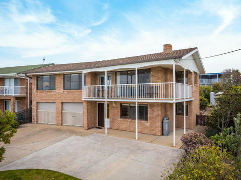 Allawah Beach House - 29 Dalmeny Drive, Kianga - Accommodation 4U 0